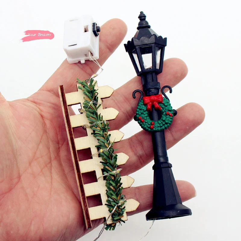 2 szt. Miniaturowe lampy uliczne do domku dla lalek z świątecznym wienikiem, symulacja lampy ulicznej do mikro krajobrazu, zabawka dla dzieci