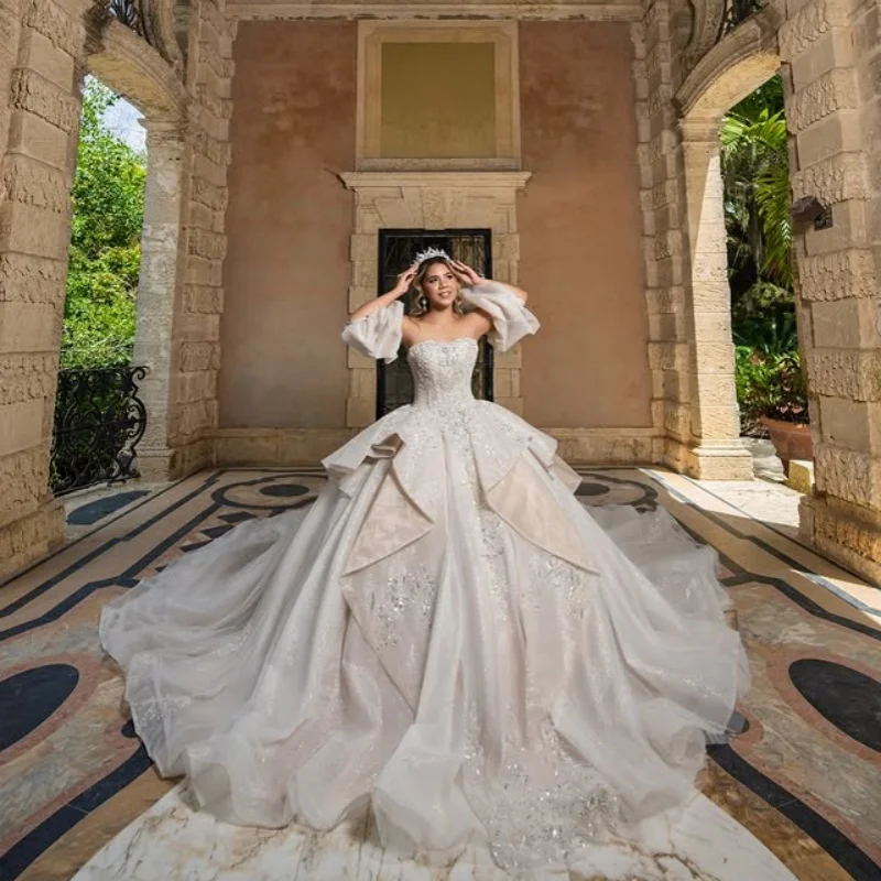 

Блестящие платья Quinceanera цвета слоновой кости по индивидуальному заказу с открытыми плечами и блестками, аппликация с кристаллами, длинный хвост, тюлевое платье 15, Quinceanera