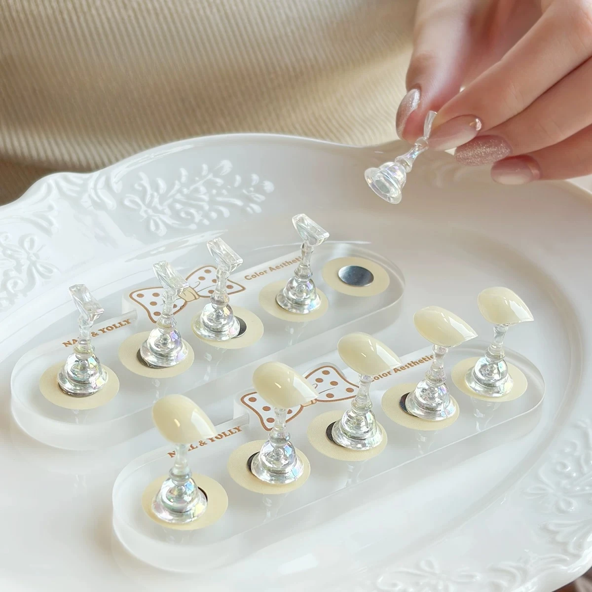 1pcs Bow Magnetic Nail Holder False Nail Tip Practice Stand Crystal Base Holder Nail Art Display For Art Salon DIY & Practice