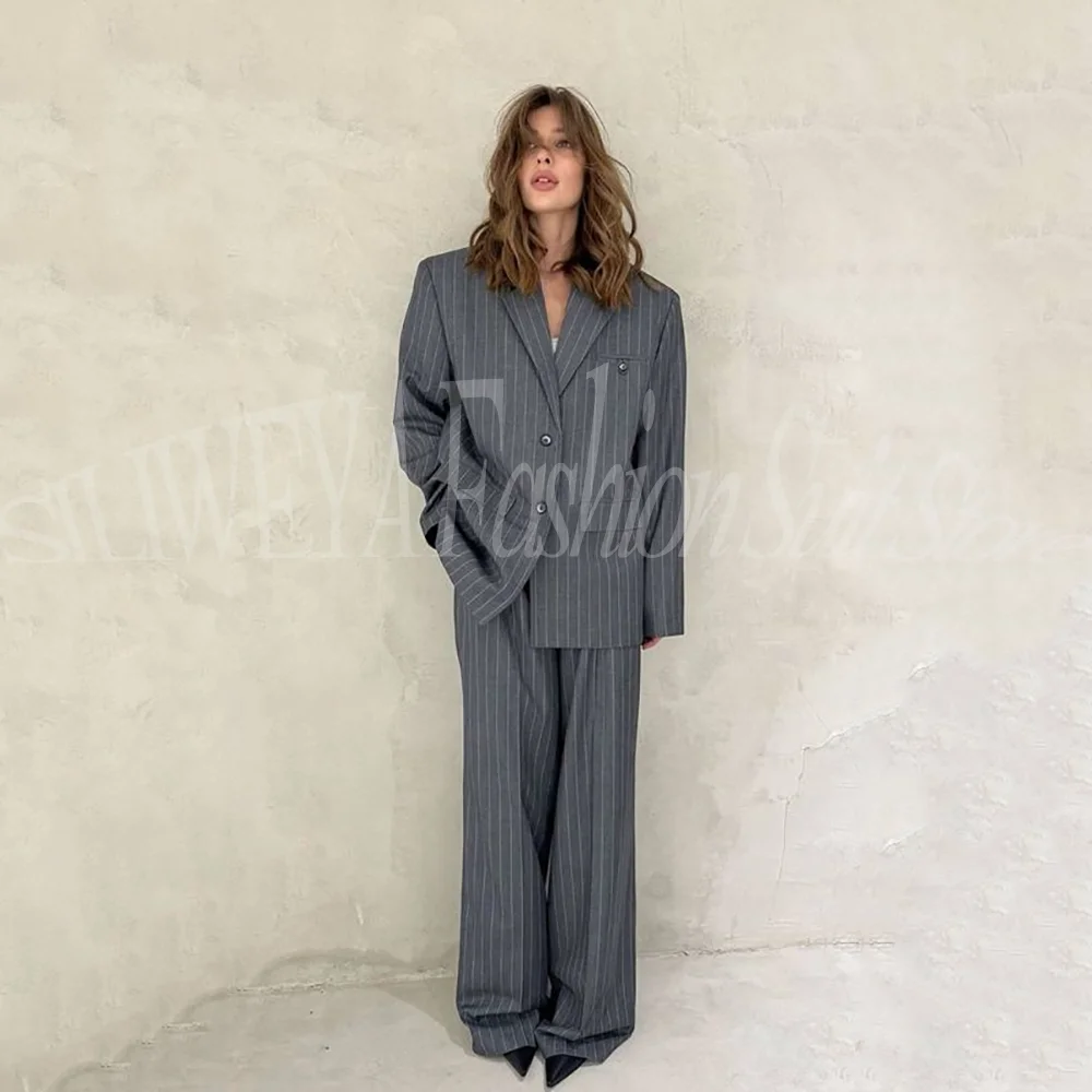 

Минималистичный премиальный женский костюм: серый пиджак в тонкую полоску и брюки. Изящный и элегантный офисный комплект из двух предметов: пиджак + брюки.