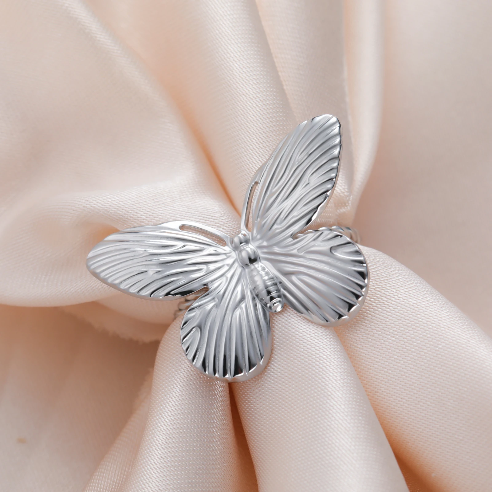 COOLTIME فراشة حلقة مفتوحة الإناث الفولاذ المقاوم للصدأ الذهب اللون قابل للتعديل الاتجاه جماليات المجوهرات هدية بالجملة 2025 جديد