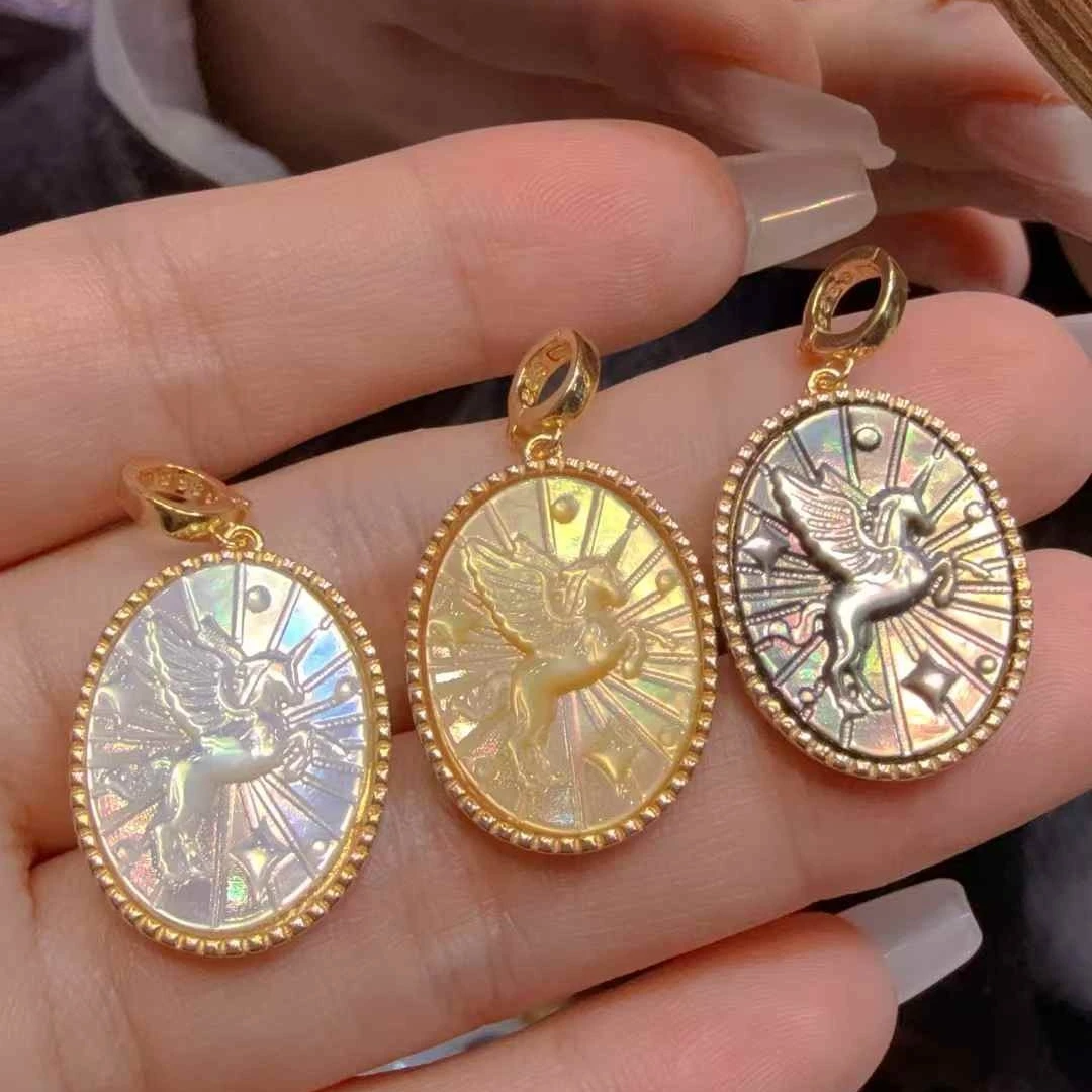 

Серебряный инкрустированный кулон Пегаса с глубокой ракушкой морской бабочки Ультра-переливающаяся универсальная пряжка для женщин Идеальные ювелирные изделия