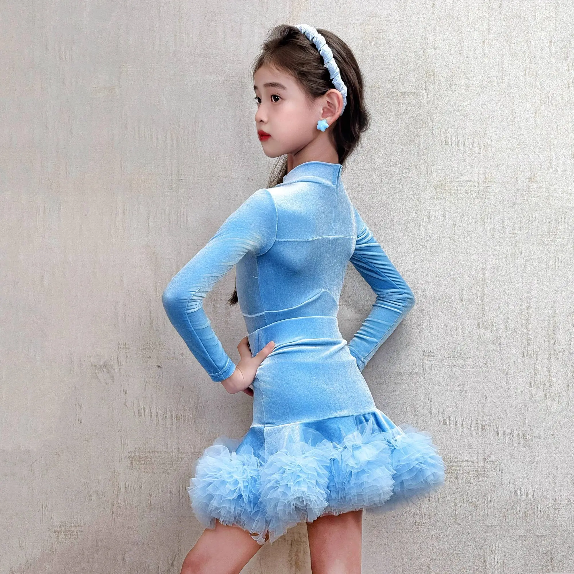 Zestaw: T-shirt, spódnica z bufkami, strój do ćwiczeń tańca latynoamerykańskiego dla dziewczynek, półgolf, długi rękaw, profesjonalny standard, aksamit, kolor winny.