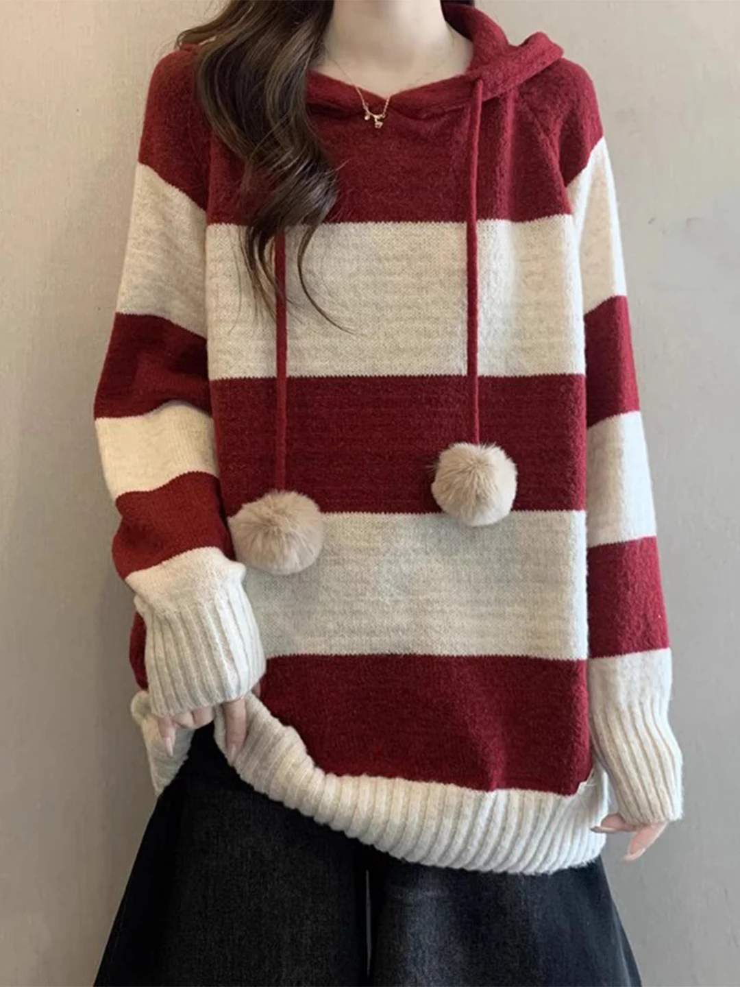 

Красный полосатый вязаный свитер с капюшоном для женщин больших размеров, осенне-зимний, модный, молодежный, повседневный, из полиэстера...