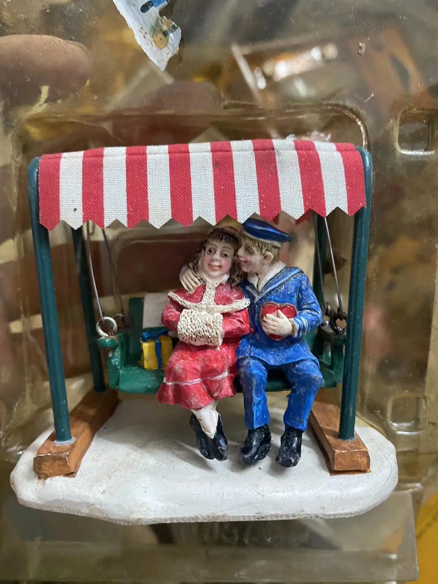 

Resin figure mental psychological sand table game box court therapy lover on the swing