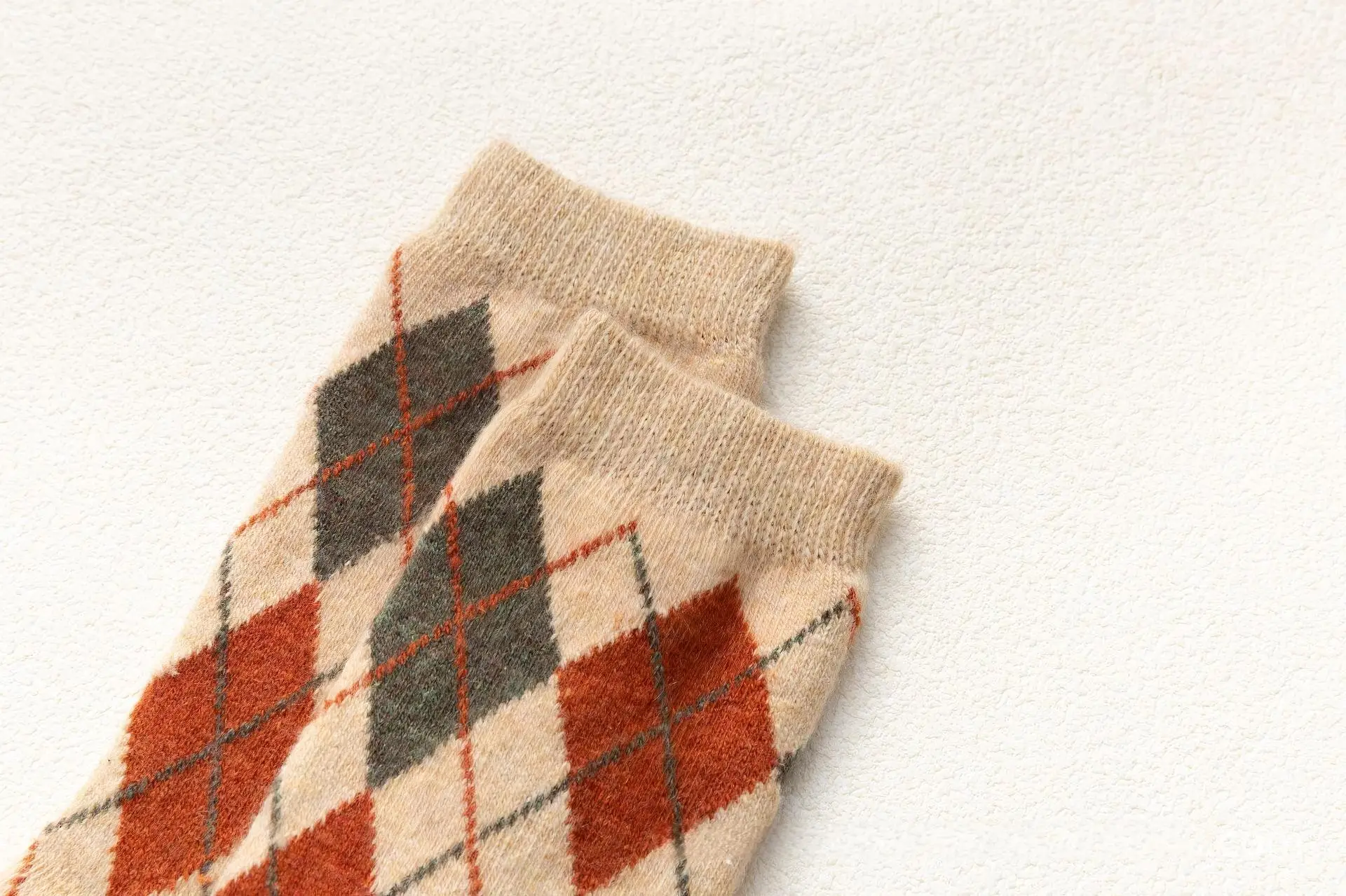 Retro-Socken mit Diamantmuster, die bis zur Mitte der Wade reichen, 5er-Pack, im britischen Stil mit farblich abgesetzten Mustern, strukturierte vertikale Streifen, geeignet für trendige Outfits, zum Tragen im Alltag oder als Geschenk für die Feiertage. – Detail 8