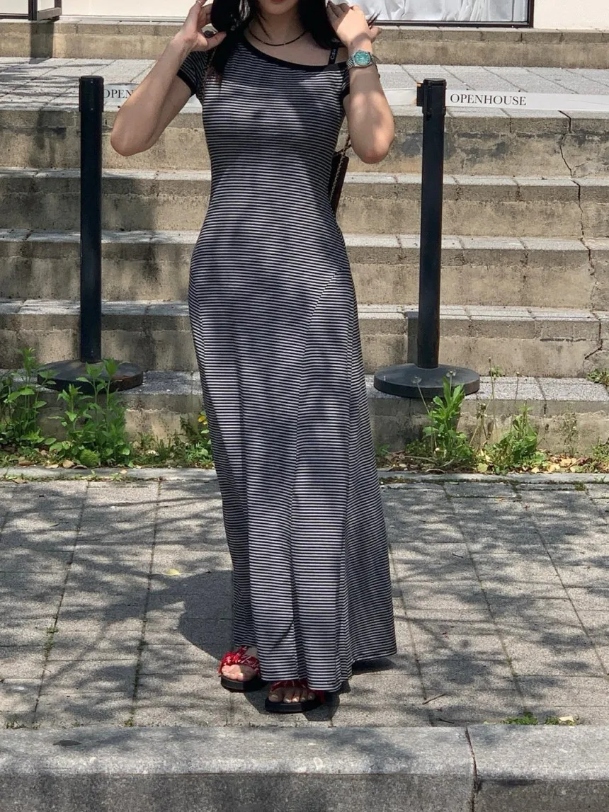 Vestido listrado de manga curta com decote inclinado e ombro de fora para mulheres, novo design de verão, ajuste fino e saia longa exclusiva