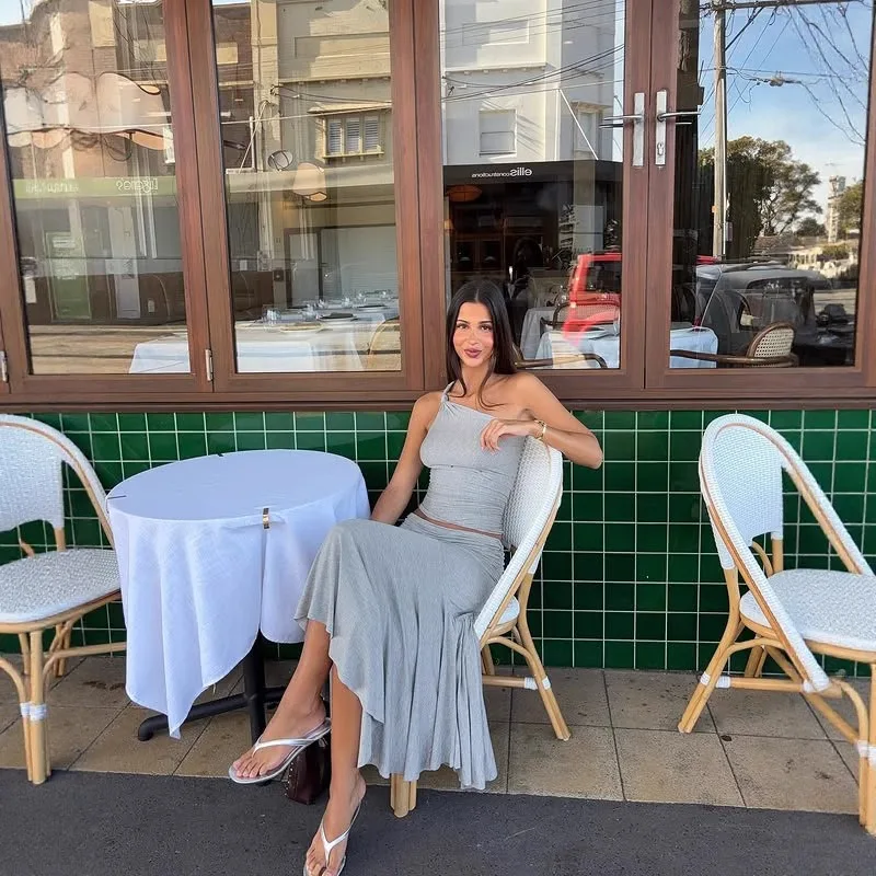 Set da due pezzi con gonna a pieghe a vita alta senza maniche con spalla inclinata in tinta unita da donna in stile europeo e americano