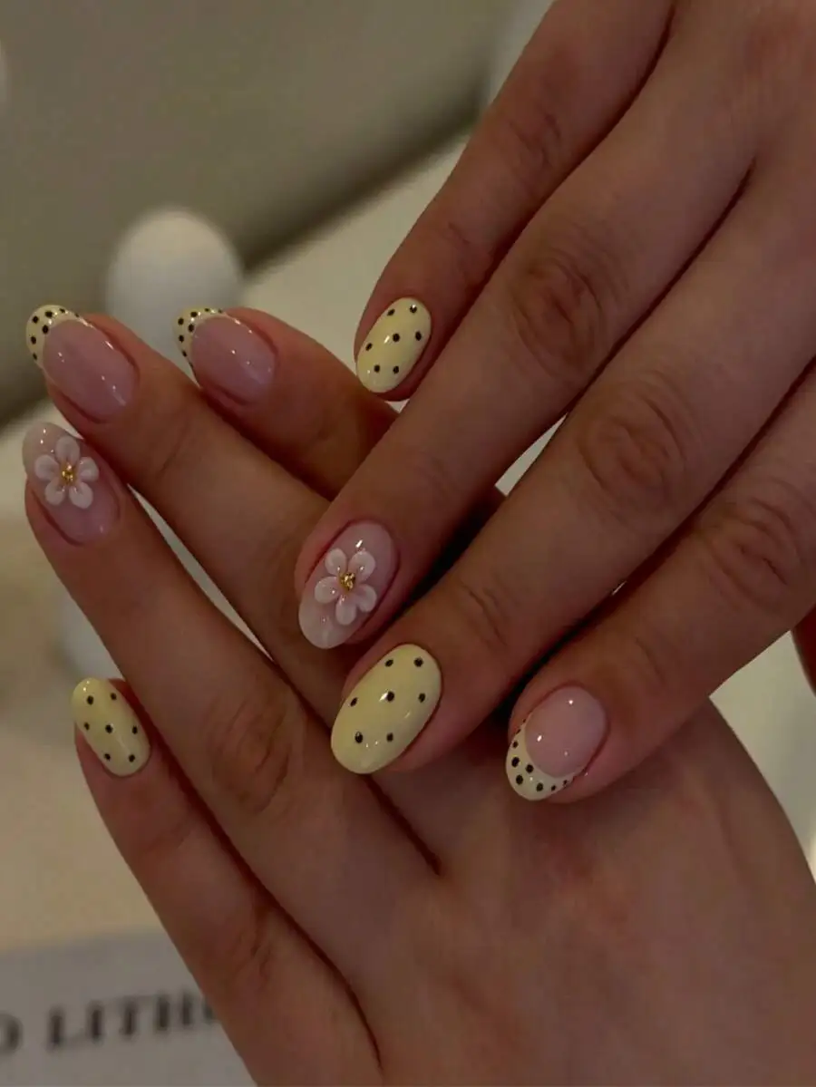 

24pcs Oval 3D Glossy Minimalist Sweet Yellow French Polka Dot With 3D Flower And Gold Bead Decor Cute Acrylic Nail Art, Includes