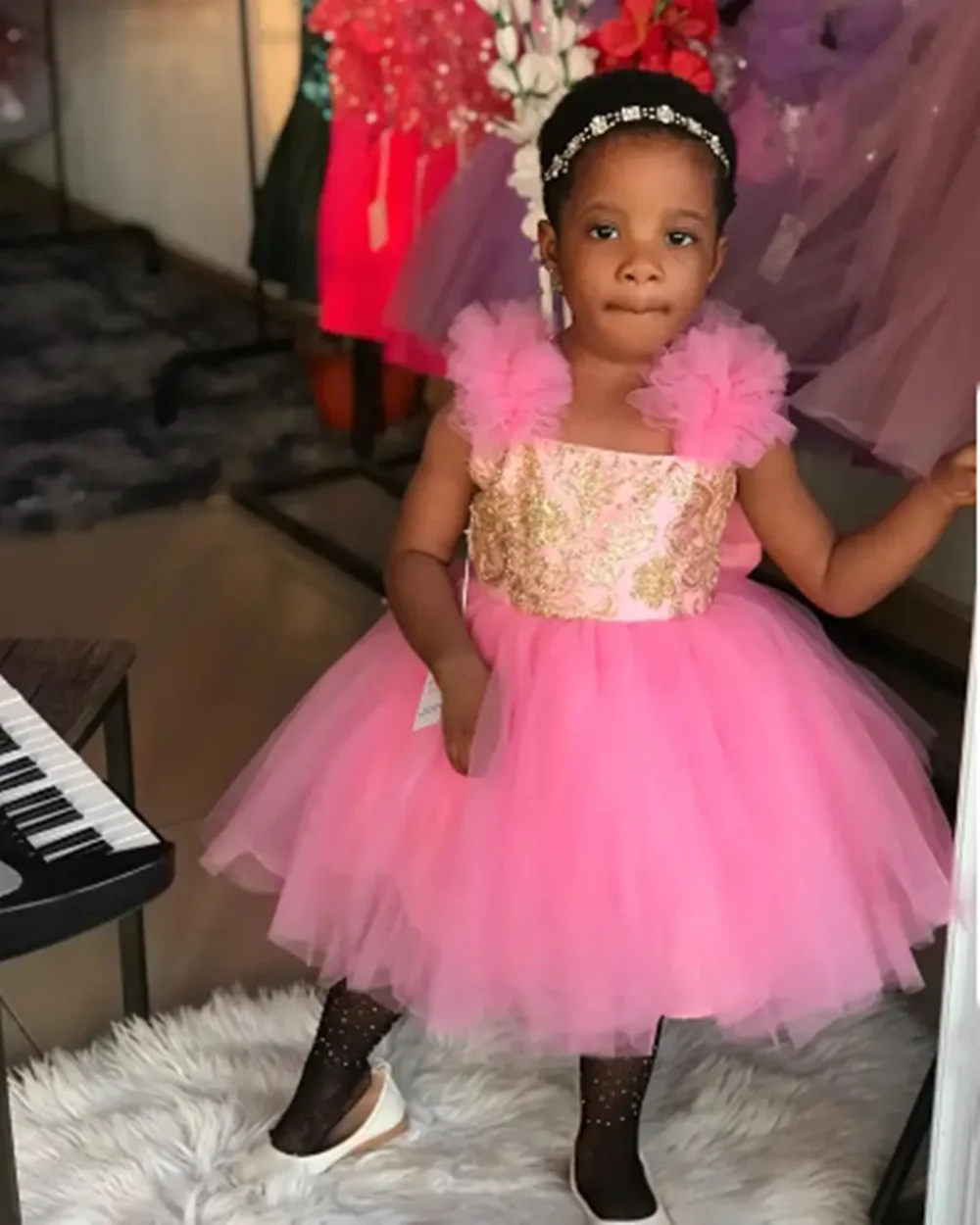 

Customized Pink Flower Girl Dresses For Wedding Gold Appliques Knee Length Cute Kids Birthday Party First Communion Pageant Gown