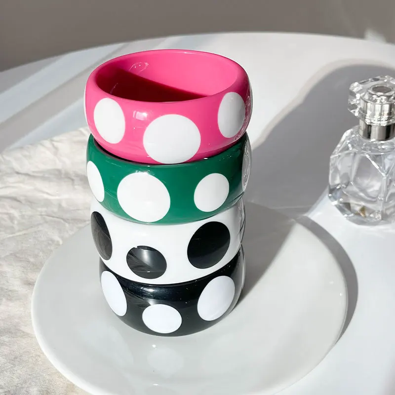 Brazalete geométrico redondo de resina acrílica fucsia blanco y negro de moda para mujer