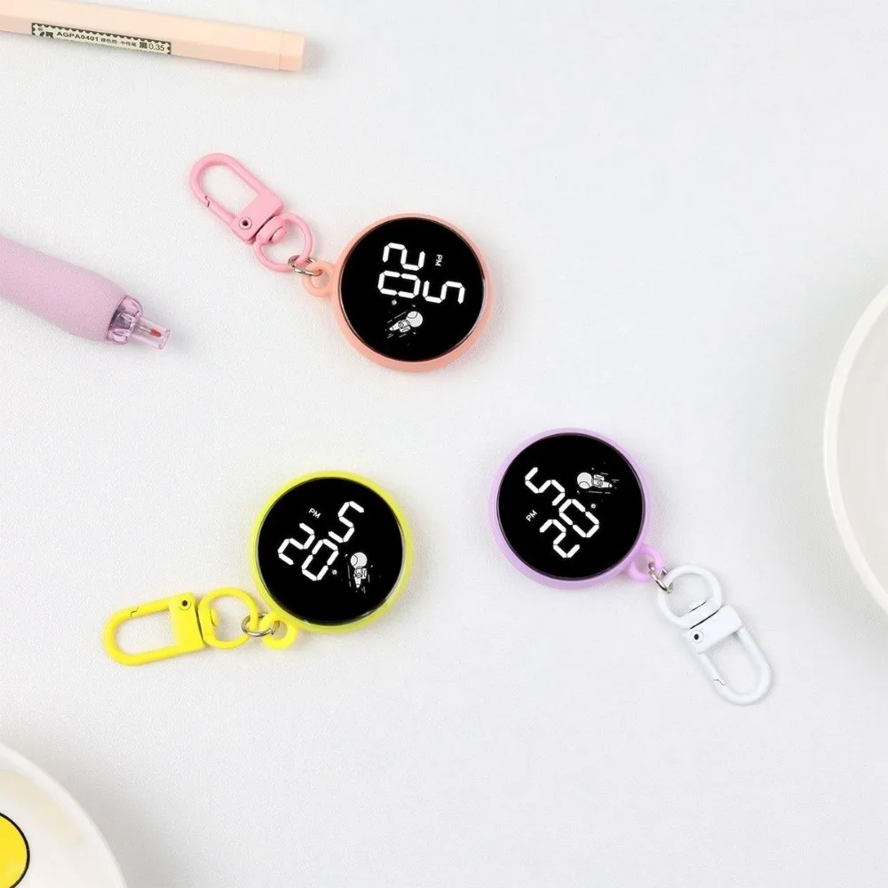 Relógio Digital de Chaveiro em Estilo Astronauta, à Prova d'Água, com Display Digital Luminosa LED