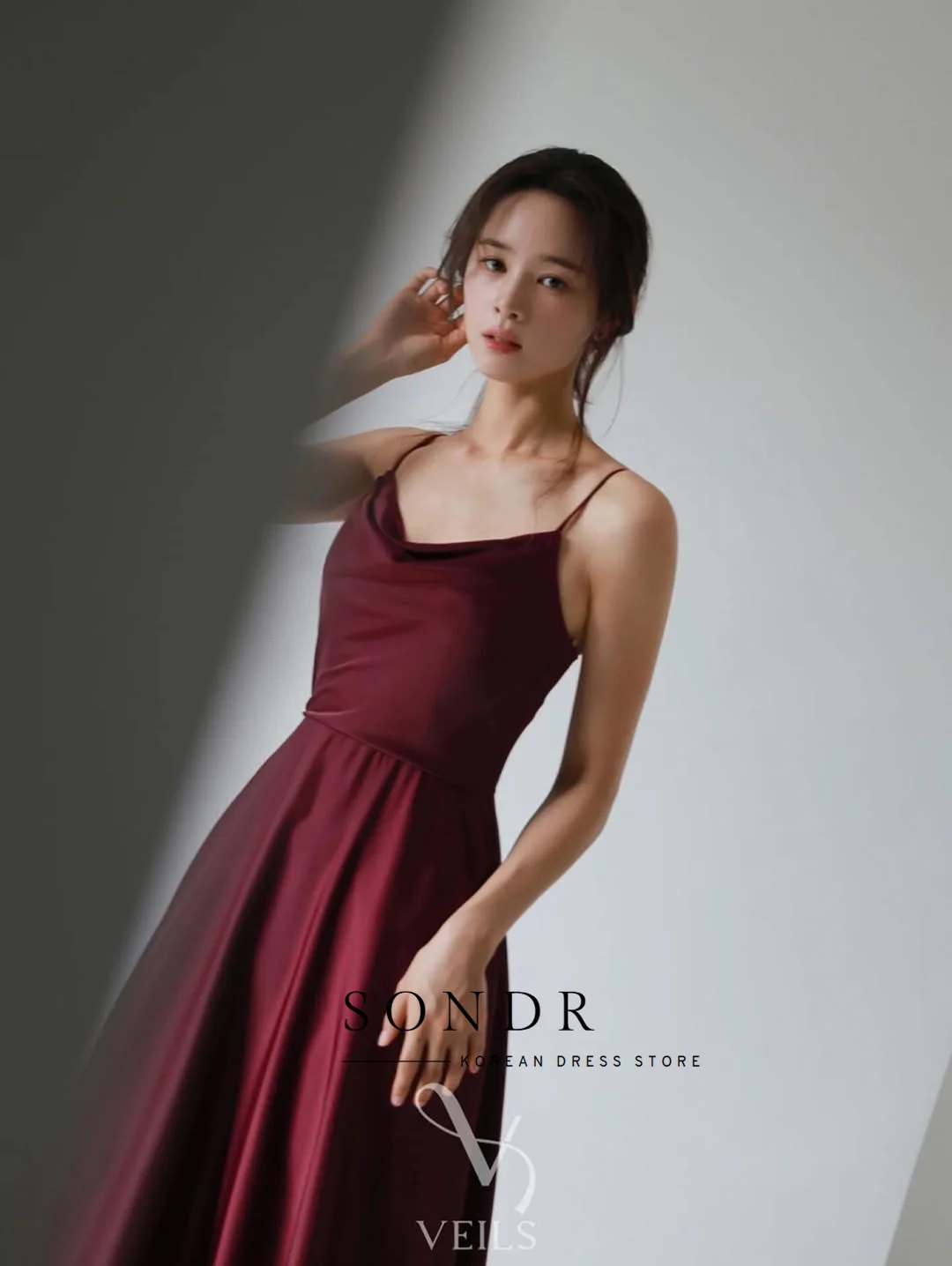 فساتين سهرة Sondr Cowl Spaghetti بأشرطة عنابي فستان حفلات كوري مخصص على شكل حرف A مشد خلفي لحفلات الزفاف لالتقاط الصور #5