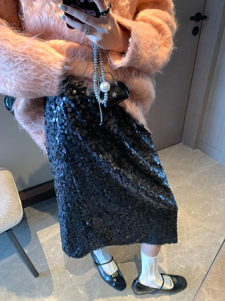 

Элегантная и изысканная бархатная юбка миди с пайетками, завышенной талией и разрезом сзади, модель 2026 года