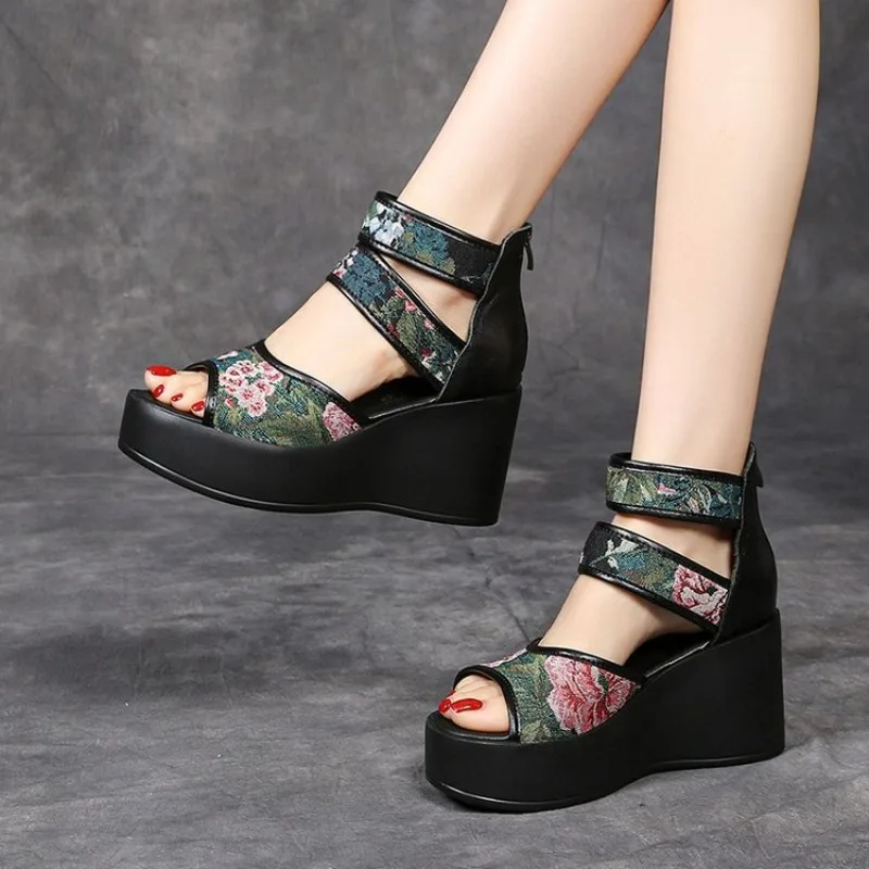 Ethnische High-Heel-Sandalen für Damen, Sommer 2026 Neuheit, handbestickte Blumen, dicke Sohle, schräger Absatz, hohle Damenschuhe