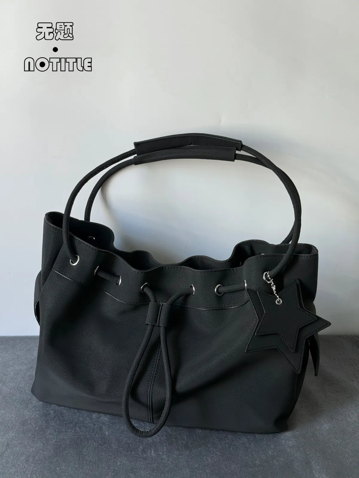 2026 American Retro Drawstring Drawstring Bucket Type Large Capacity College Style Portable Multifunctional Shoulder Bags Trendy