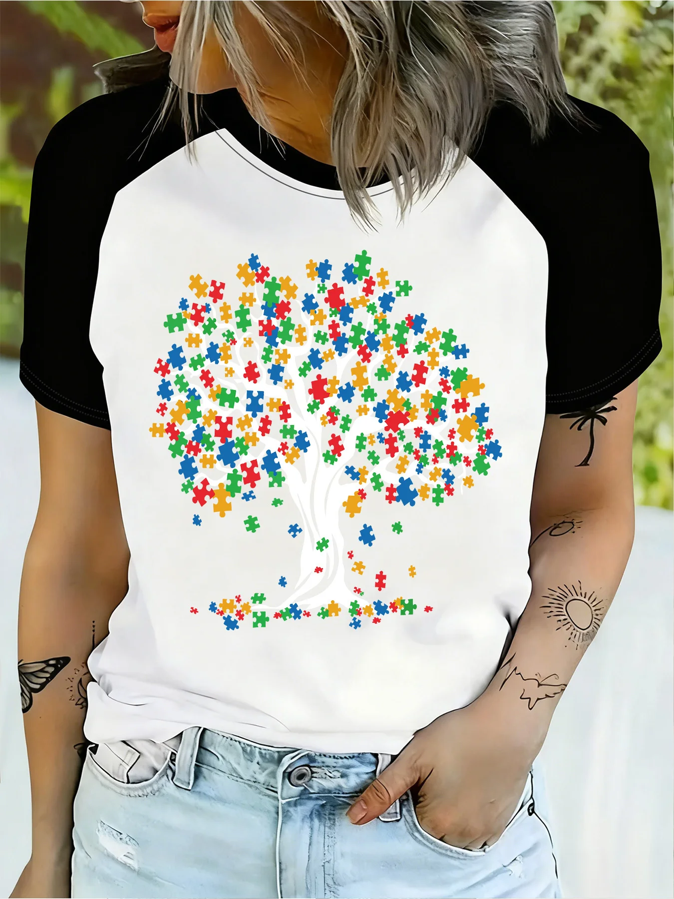 Fashionable T-Shirt in Black and White, Casual Style Color-Blocked Raglan Top with Fun Puzzle Pattern Print, Versatile Everyday Top