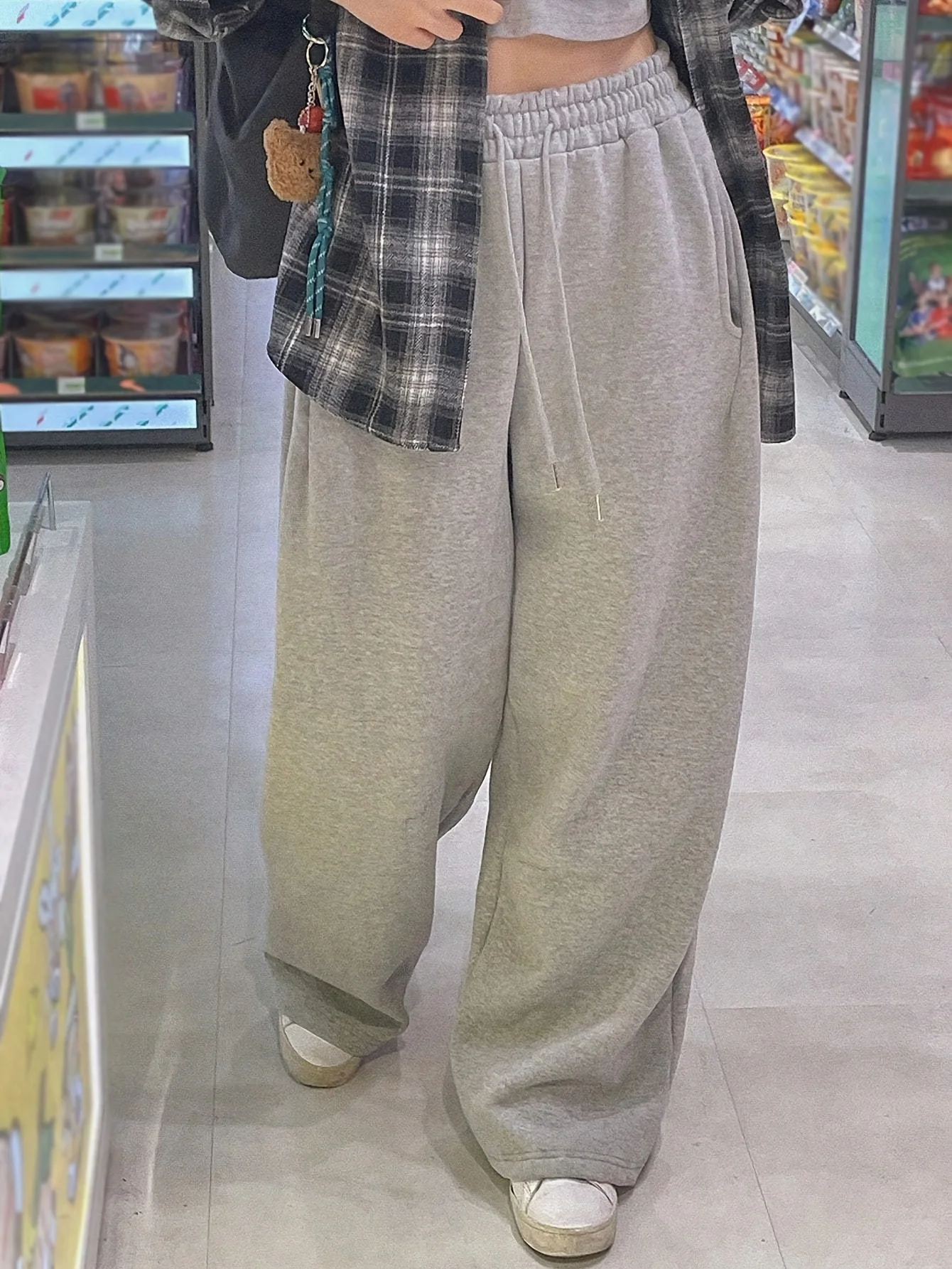 Lässige Damen-Jogginghose mit geradem Bein und Taschen, einfarbig, grau, Kordelzug an der Taille, bequem, stilvoll für Freizeitkleidung