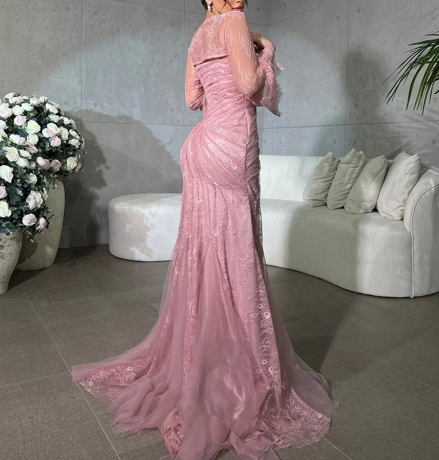 فستان أنيق لحفلات الزفاف للسيدات على شكل قلب وردي من الدانتيل بأكمام طويلة فستان سهرة رسمي حسب الطلب