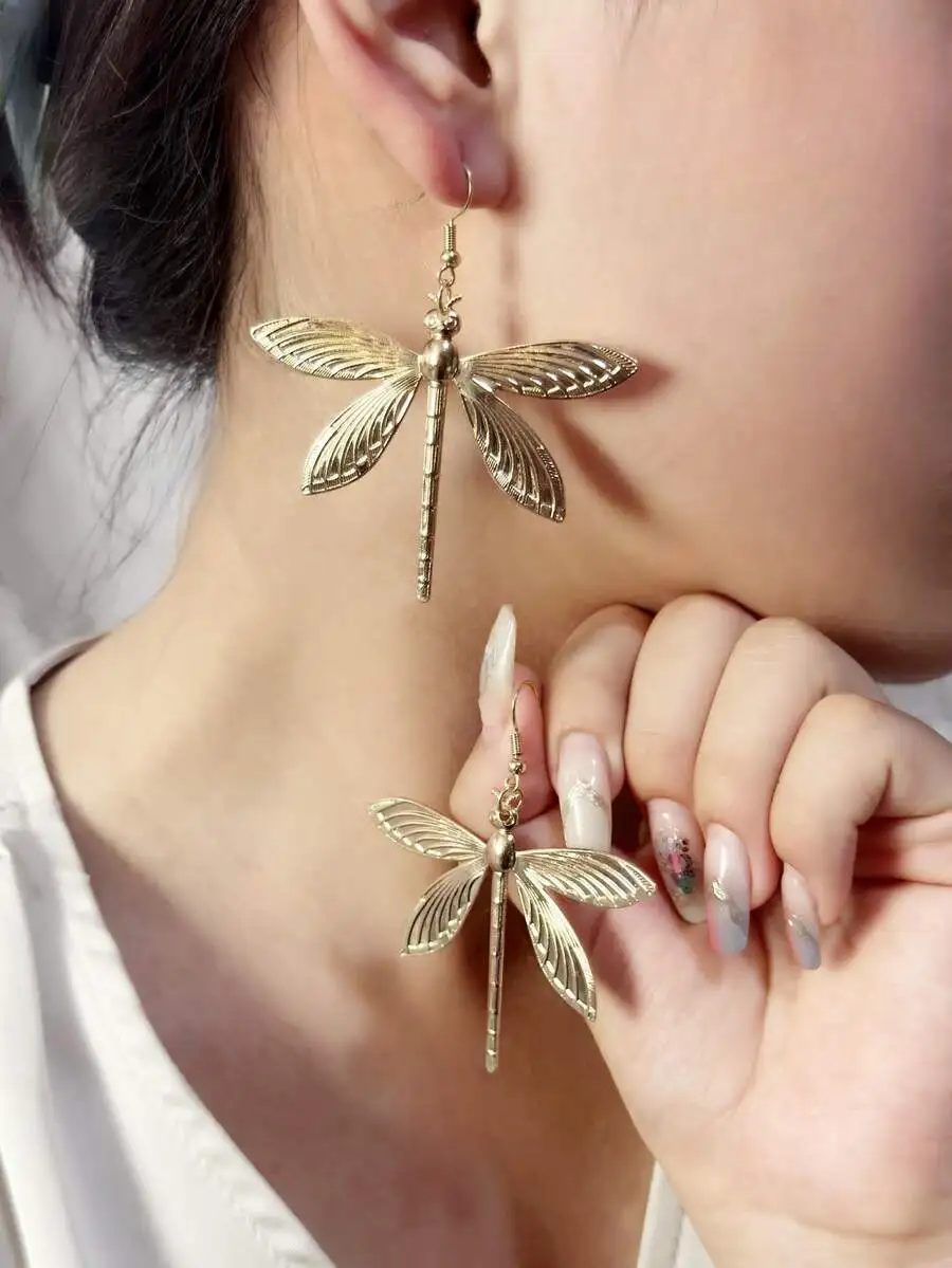 Pendientes de moda con forma de libélula de gran tamaño para un look llamativo
