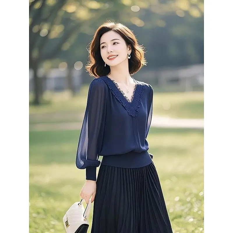 เสื้อเชิ้ตแขนยาวคอวีสีพื้นแต่งผ้าลูกไม้สไตล์สาวออฟฟิศสำหรับฤดูใบไม้ผลิและฤดูใบไม้ร่วง แฟชั่นเสื้อแขนทรงโคมไฟผ้าตาข่าย