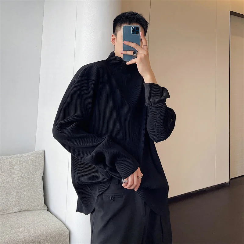 Autumn 2022 New Men's Wear Niche Design Pleated Long Sleeve Turtleneck T-shirts Loose Fashionable Black White Tops 2Y2202