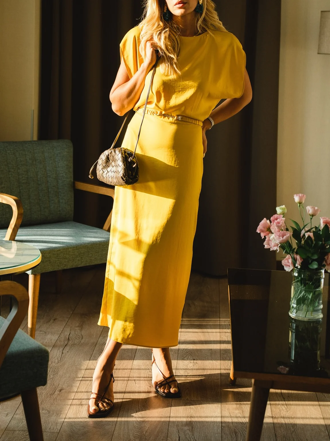 Robe texture satinée mode avec ceinture jupe longue femme jaune robe midi élégante sans manches nouveau style robe de soirée femme