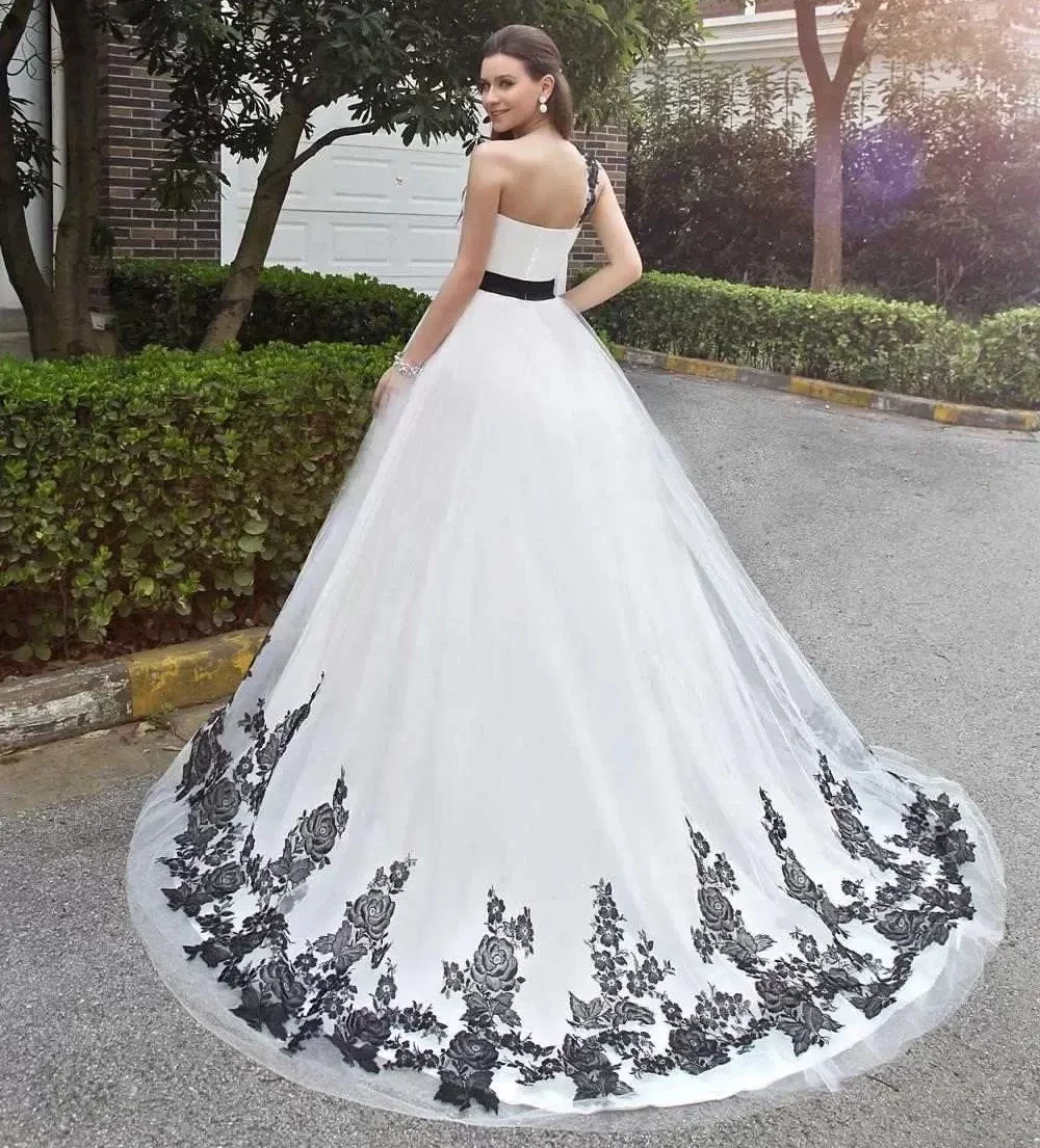 Une robe de mariée trapèze initiée, train de balayage, gothique, noir et blanc, patients vintage, quelle que soit l'applique florale, dentelle personnalisée