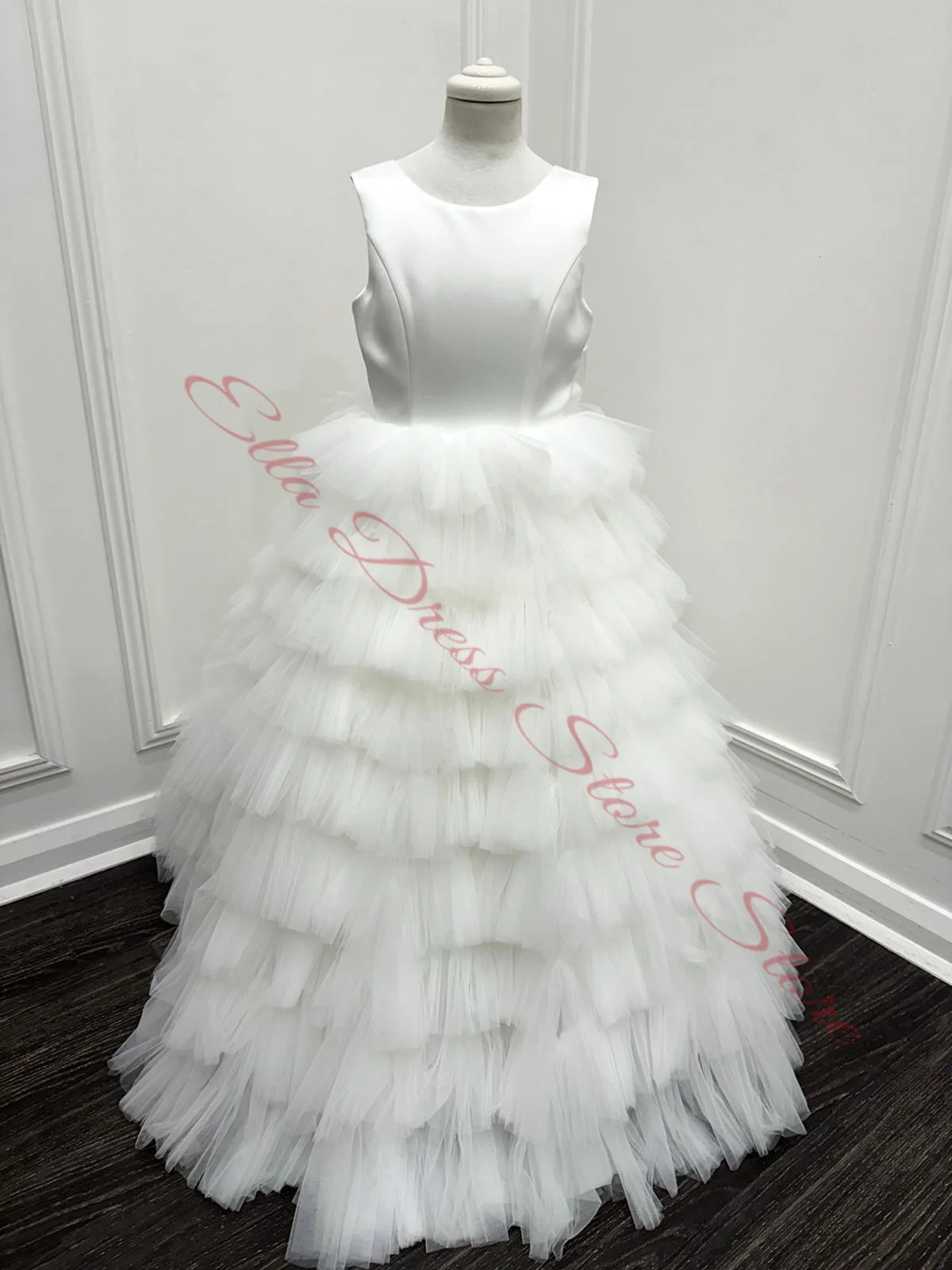 Maßgeschneidertes weißes Blumenmädchenkleid für Hochzeit, Schleife, V-Rücken, gestuftes V-Rücken-Kleid mit Hutärmeln, Geburtstagsfeier, Kommunionkleid, Großhandel – Detail 3