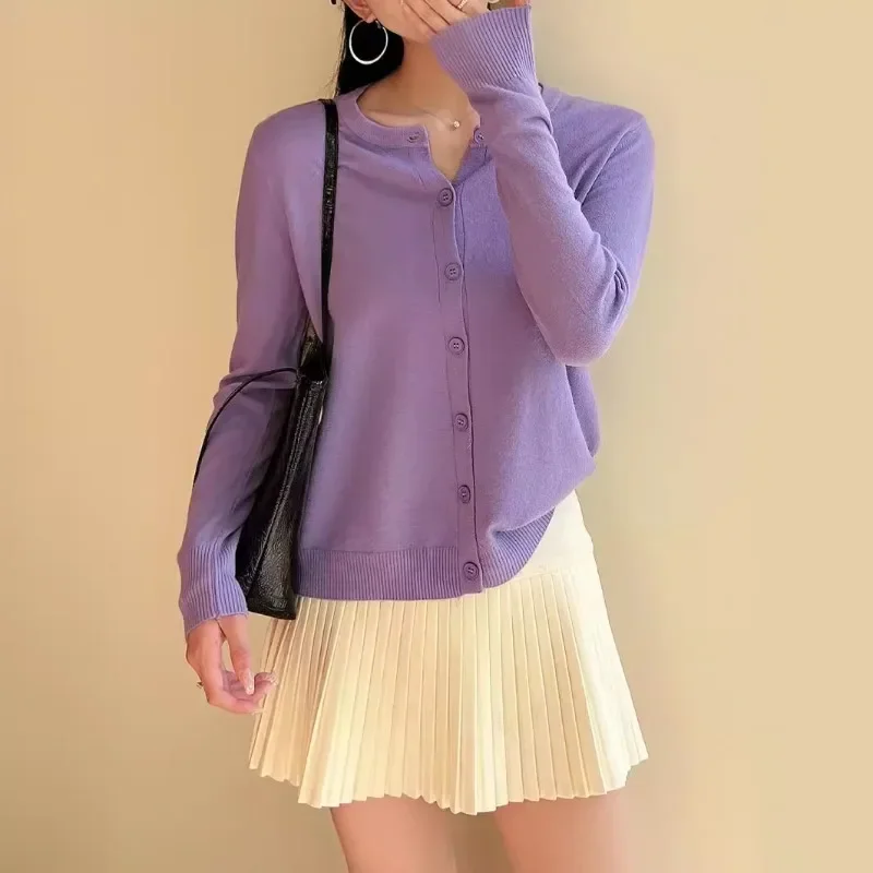 เสื้อถักกระดุมแถวเดียวคอกลมสีทึบสำหรับผู้หญิงเสื้อกันหนาวแบบสวมหัวลำลองใส่ได้กับทุกชุดฤดูใบไม้ผลิฤดูใบไม้ร่วงสเวตเตอร์แนวหวานสุดชิค