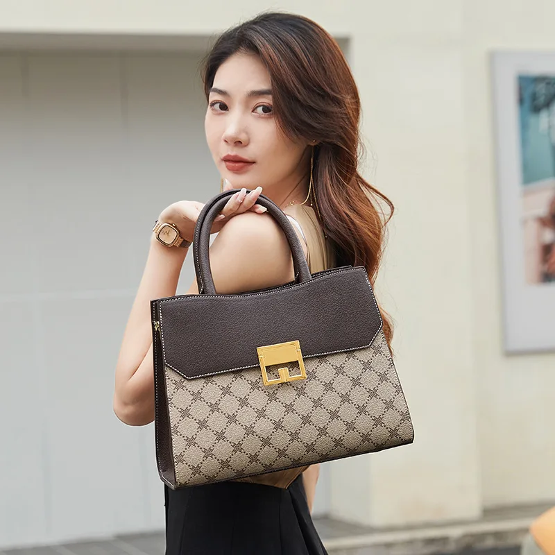Luxury Modern Designer Diaper Bag For Women Fashionable Large Capacity Tote Elegant Leather Crossbody Shoulder Bag Sleek Lines
