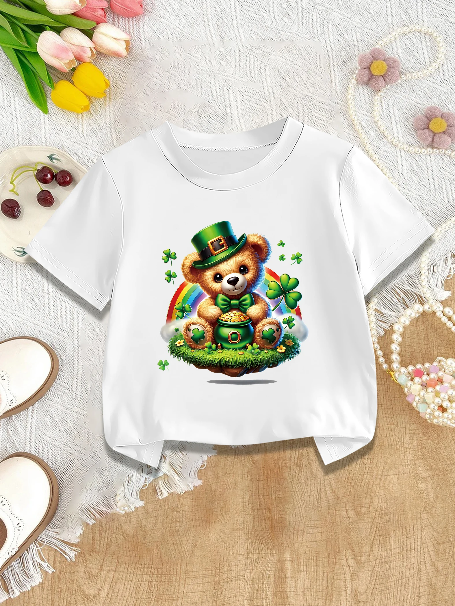 

1 шт.: Милая летняя футболка для девочек с принтом медведя, держащего монеты, и радуги, ко Дню святого Патрика