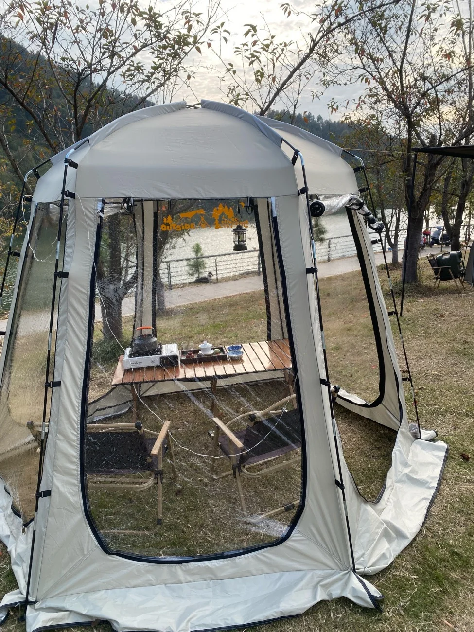 

Прозрачная зимняя палатка для четырех человек — устойчивая к холоду погоду, съемный пол для занятий спортом (футбол/волейбол/гонки на санях), музыкальная рыбалка