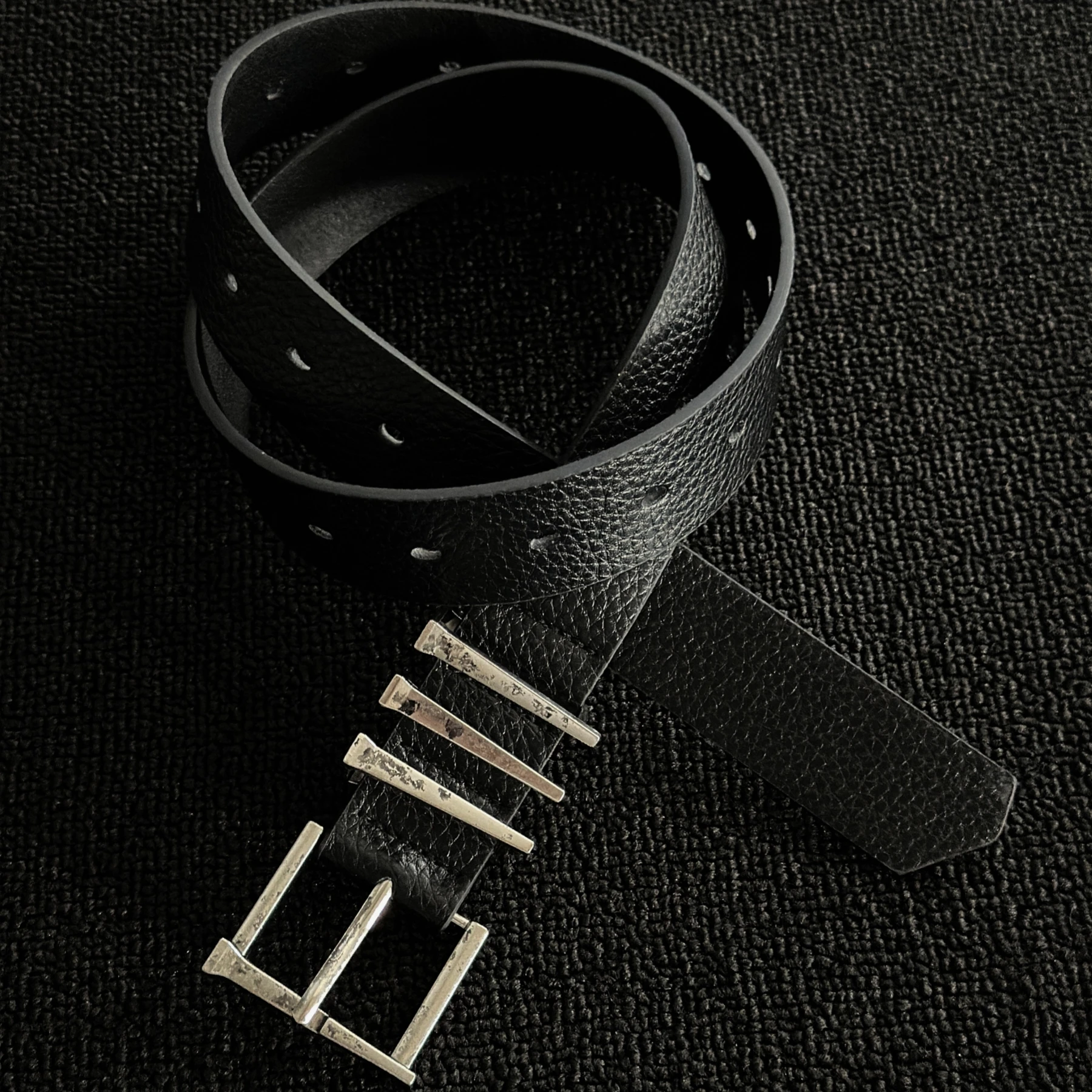 American retro distressed nail metal buckle belt, high-end design sense waistband, fashion matching accessory.