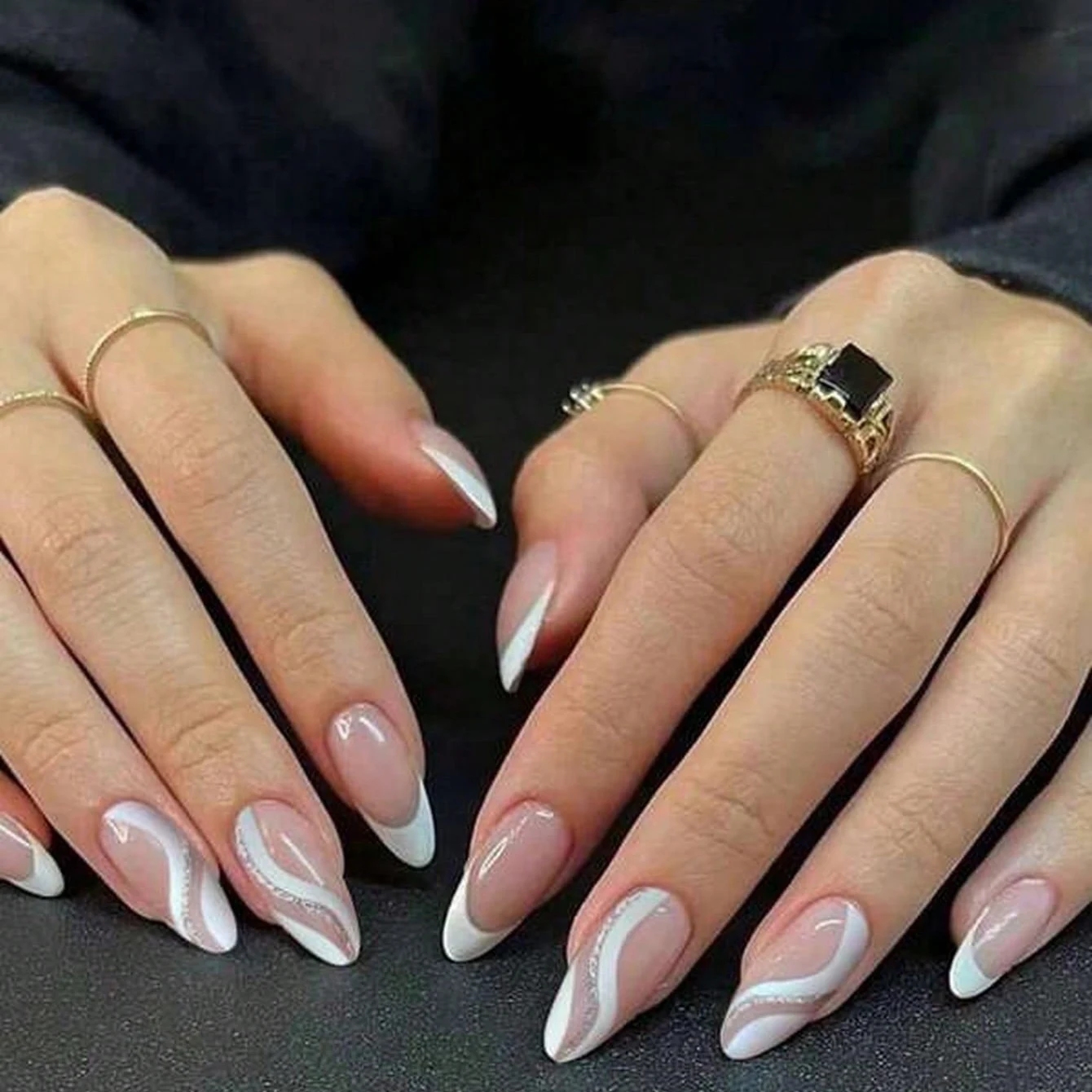 24 uñas postizas de tamaño mediano de almendra, uñas postizas puntiagudas francesas blancas con un diseño de vórtice brillante, cobertura completa de brillo