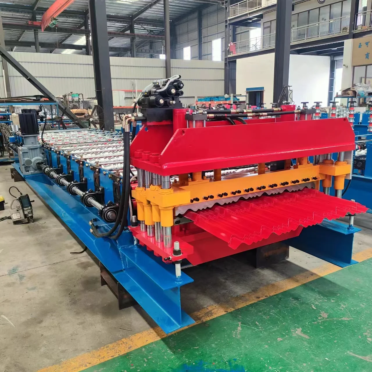 特大スパン屋根板製造機と長尺タイル製造機（産業倉庫用途向け）