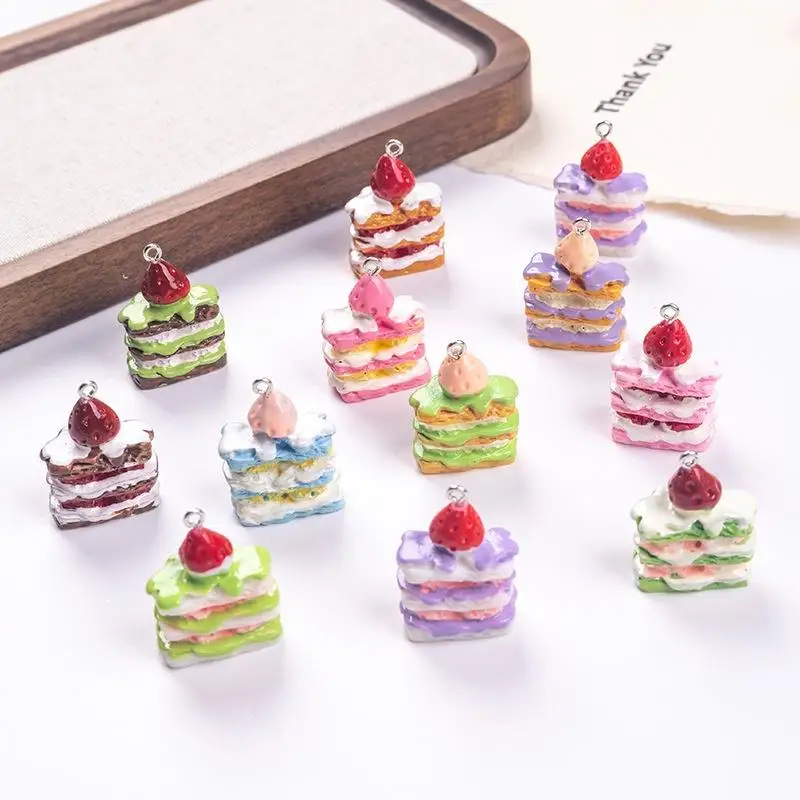 3D-Erdbeerkuchen-Harzanhänger 2 Stück, leuchtende Farben, Lebensmittel-Anhänger für DIY-Ohrringe, Halsketten, Schmuckherstellung, handgemachtes Kunsthandwerk – Detail 2