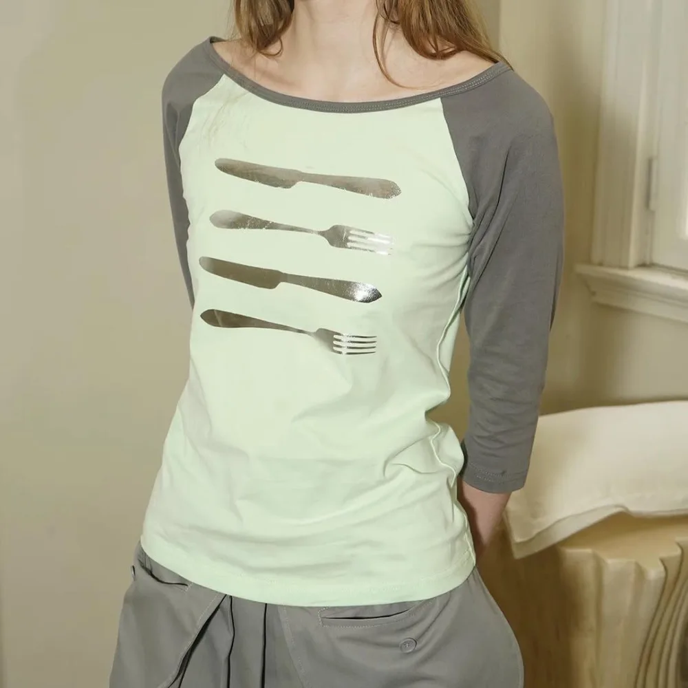 Y2K Millennium wind shoulder color matching cropped sleeve T-shirt creative tableware metal printed large neckline slim top.