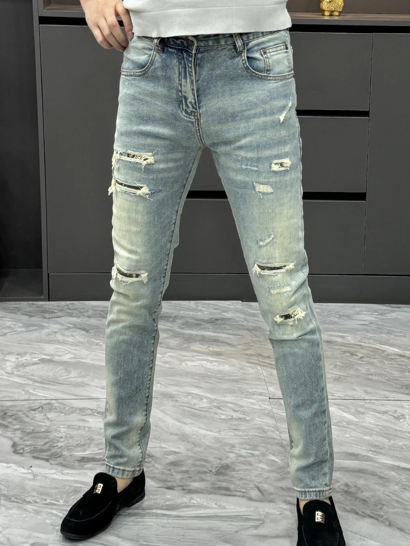 

Light Blue Men's Jeans 2026 Youth Fashion Versatile Slimming Casual Nine-Piece Pants with Metal Decoration Wear Resistant