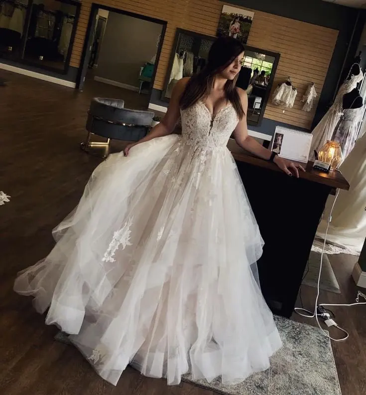 ชุดแต่งงานแบบไร้สายที่ละเอียดอ่อนสำหรับเจ้าสาว ประดับด้วยลูกไม้แบบหลายชั้น ชุดเจ้าสาวสำหรับงานหมั้น ชุดเดรสเจ้าสาว