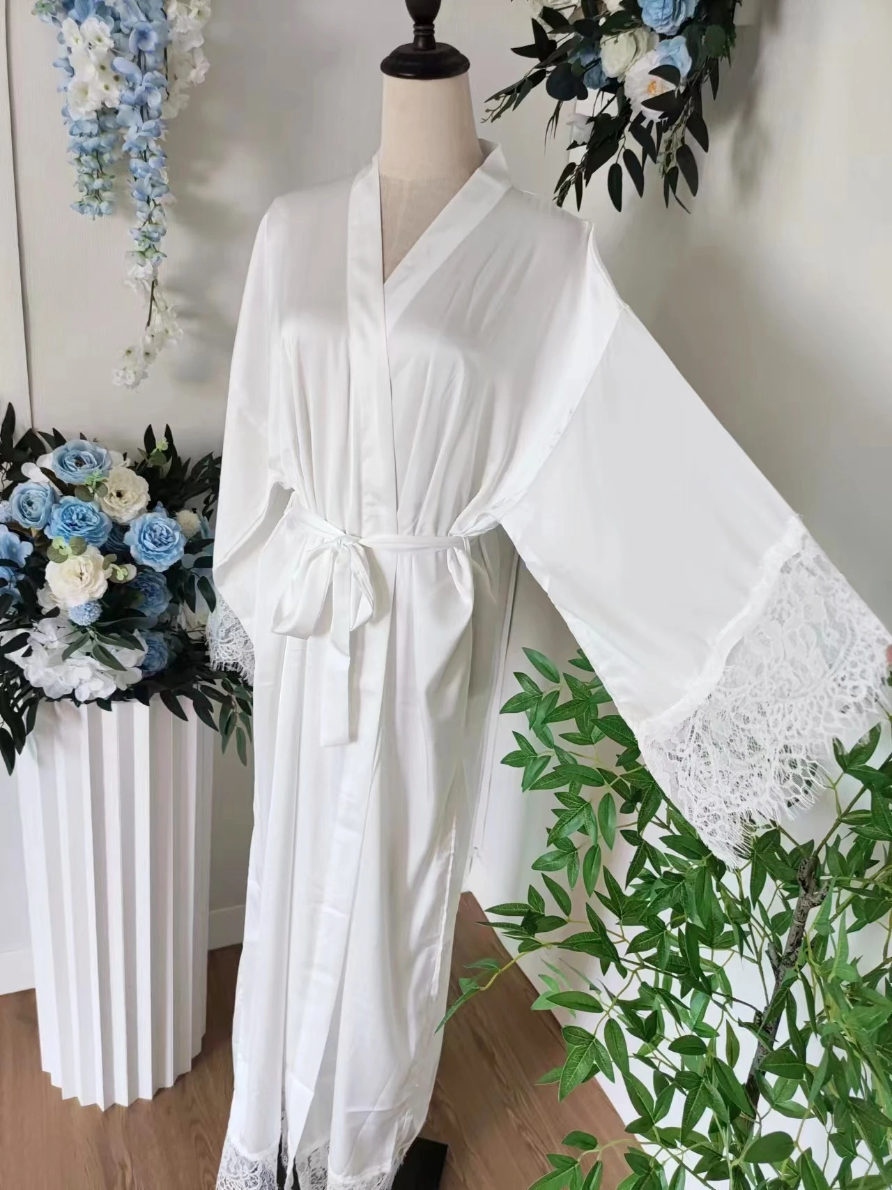 White Boudoir Lace Bridal Robe Long Wedding Kimono Robe Bride Robe with Lace Sleeves for Women Bridesmaid Dressing Gown