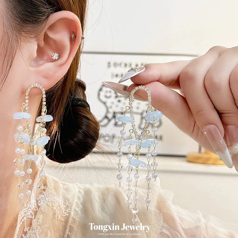 Small fresh blue beaded diamond earrings, light luxury, delicate fashion earrings, elegant and senior sense earrings