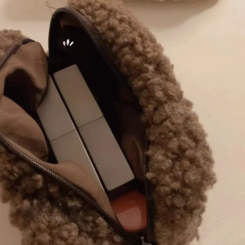 الشتاء الحليب الشاي اللون الكورية INS لامب الصوف حقيبة مستحضرات تجميل لينة مريحة المرأة حقيبة صغيرة منظم أدوات التجميل الفتيات مقلمة