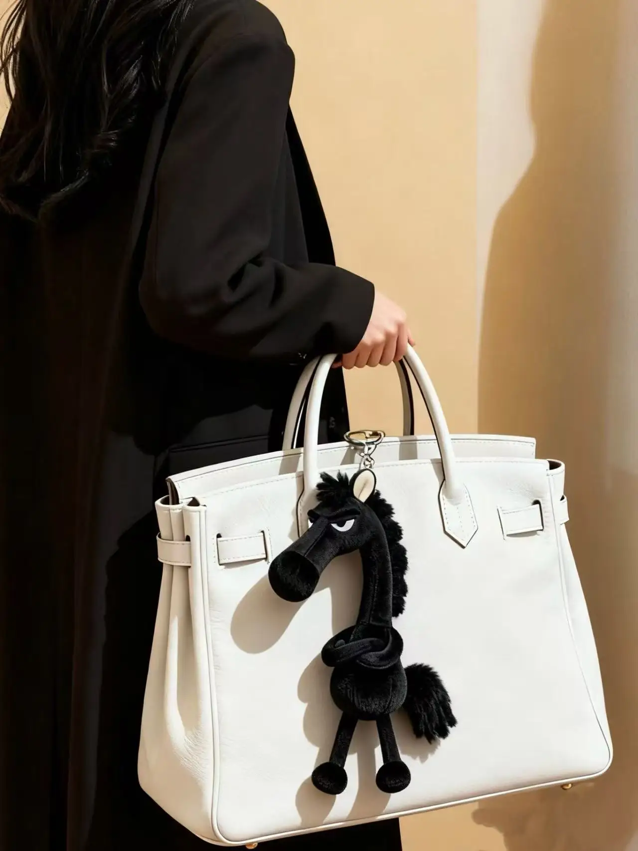 Breloczek Pluszowy Czarny Koń 2026 Zawieszka do Plecaka Dekoracja Pluszak Rok Konia Prezent na Nowy Rok dla Chłopców i Dziewcząt