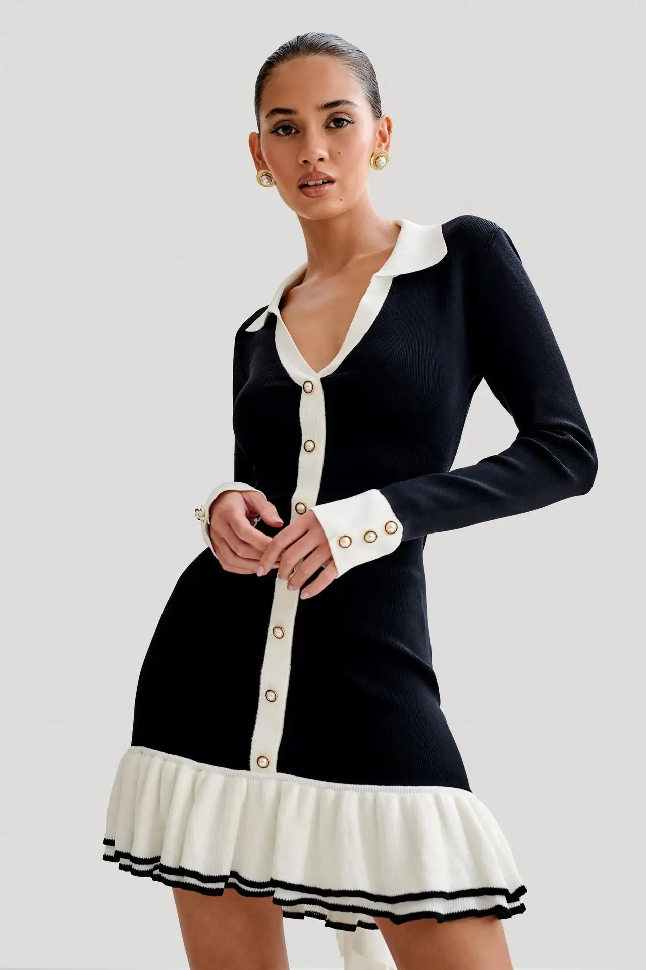 Fliege, Strickkleid mit Rüschenkante, Perlenmanschettenknöpfe, kleines Kleid im Duftstil, kurzer Faltenrock mit V-Ausschnitt