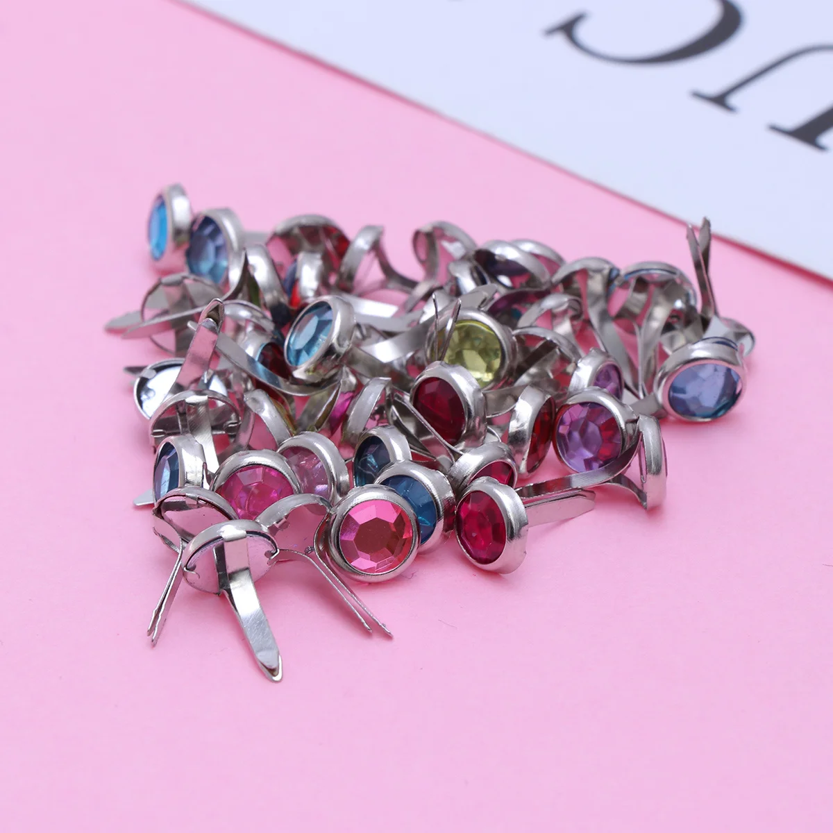 50 قطعة من مشابك معدنية مستديرة متعددة الألوان كريستالية سهلة التركيب مشابك صغيرة لتزيين ألبوم الصور الورقية ذاتية الصنع