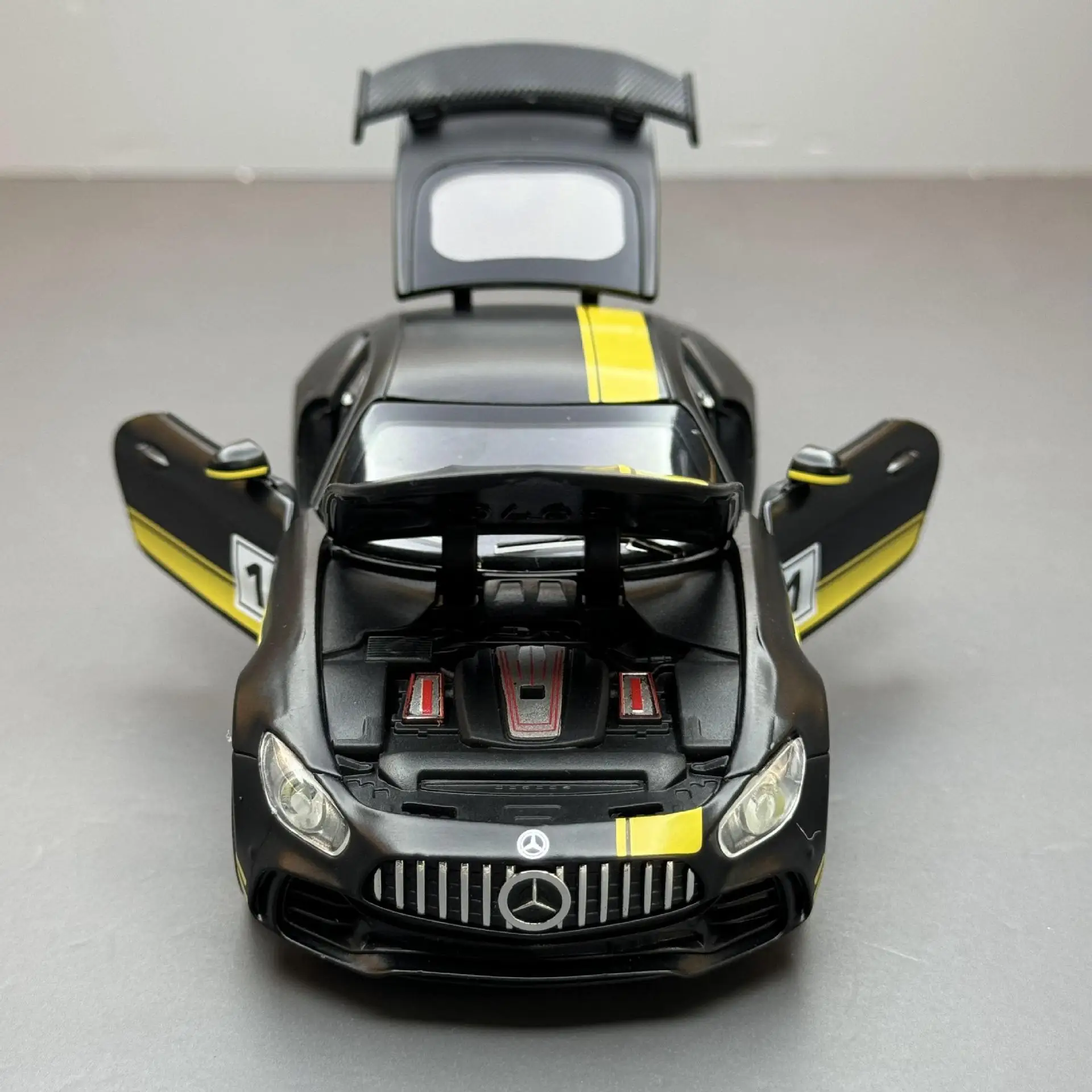 1:32 GT Sports Car Sound and Light Pull Back Children's Toy Model Ornament Diecast Alloy Car Model Collectible