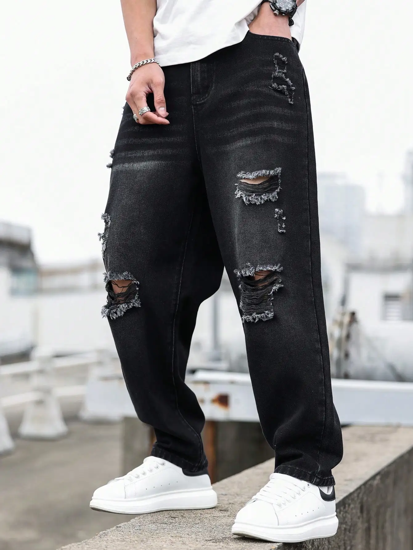 

Мужские черные рваные джинсовые шаровары на весну и лето, стильные и минималистичные, игра — смена ленивых нарядов