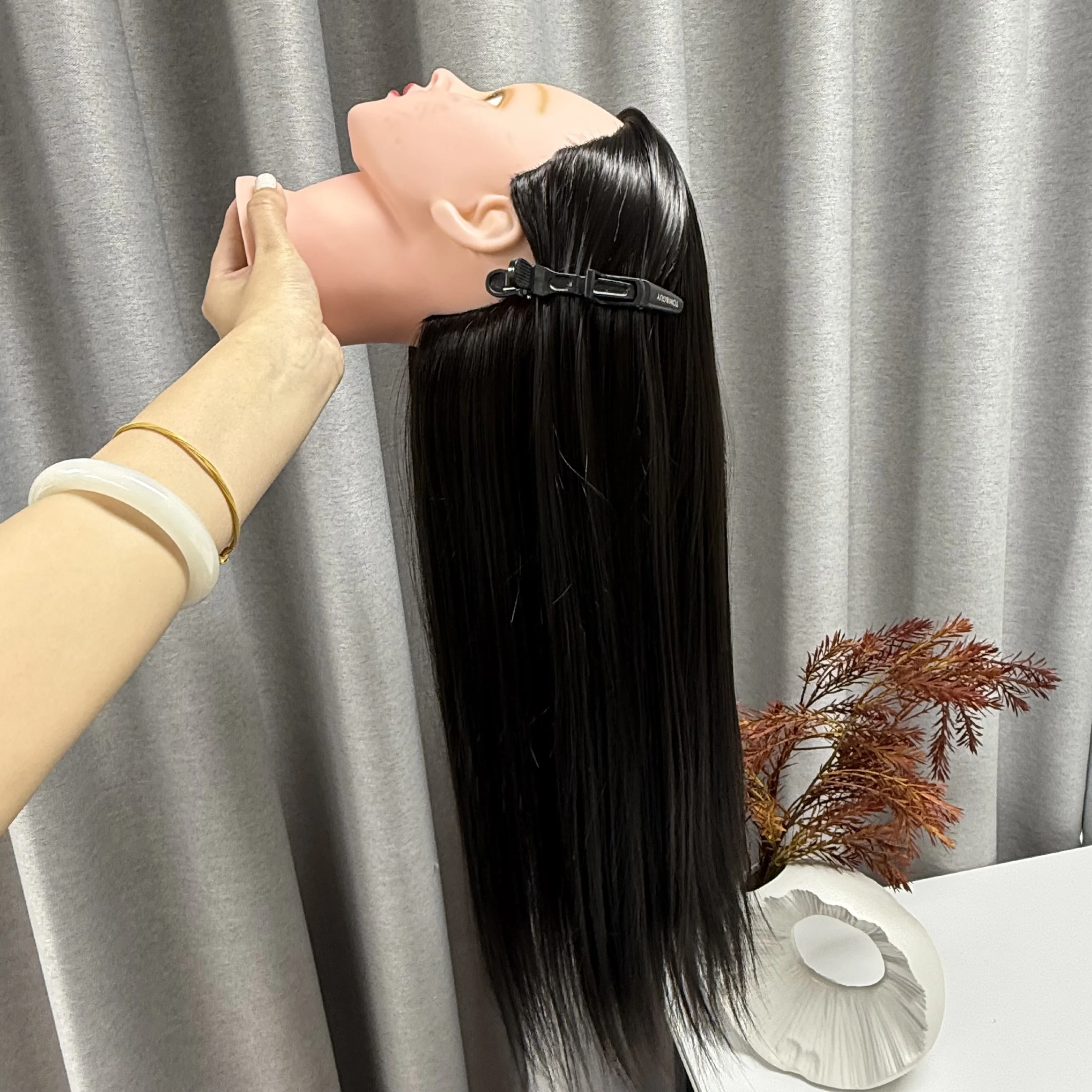 26 "-28" عارضة أزياء رئيس تصفيف الشعر التدريب القزم التجميل دمية رئيس الألياف الاصطناعية الشعر وحامل مشابك مجاني