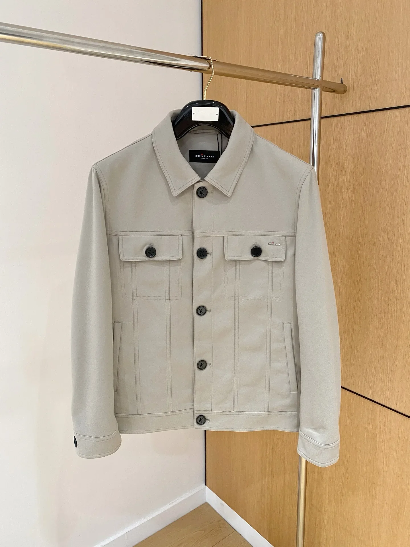 Kiton's new Italian cotton fabric is light and soft, wearing a comfortable men's jacket